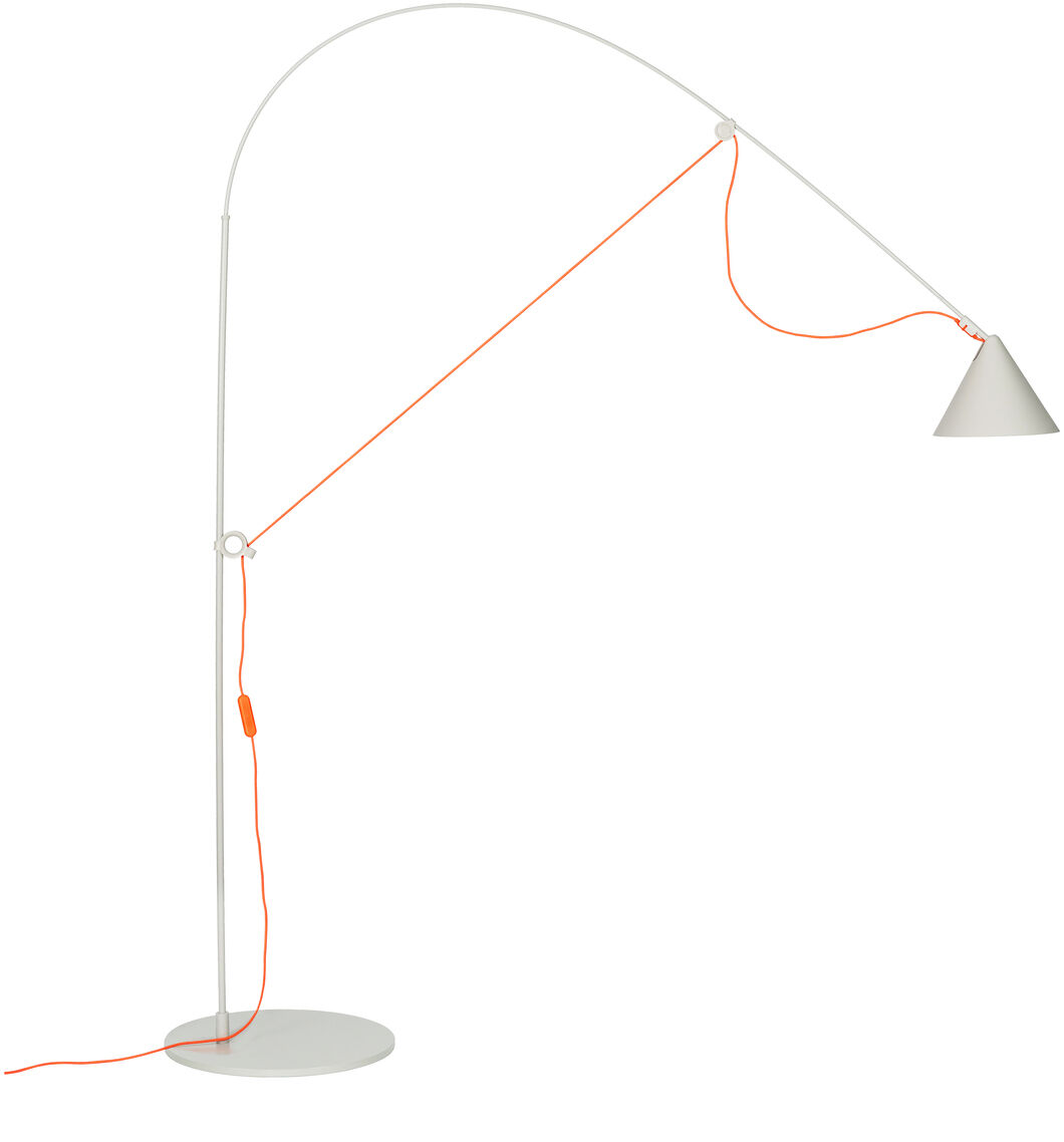 Weiße Stehlampe AYNO Silk mit verstellbarem Arm und orangefarbenem Kabel. Modernes, minimalistisches Design für Innenbeleuchtung in Wohn- oder Arbeitszimmern.