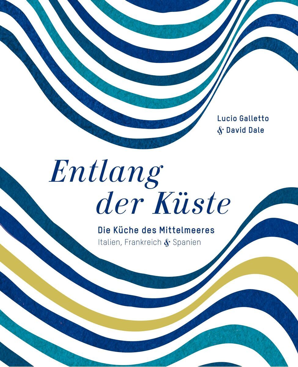 Das Cover des Buches 'Entlang der Küste' von Lucio Galletto und David Dale zeigt eine wellenartige Grafik in Blau-, Weiß- und Goldtönen. Der Untertitel lautet 'Die Küche des Mittelmeeres: Italien, Frankreich, Spanien'.