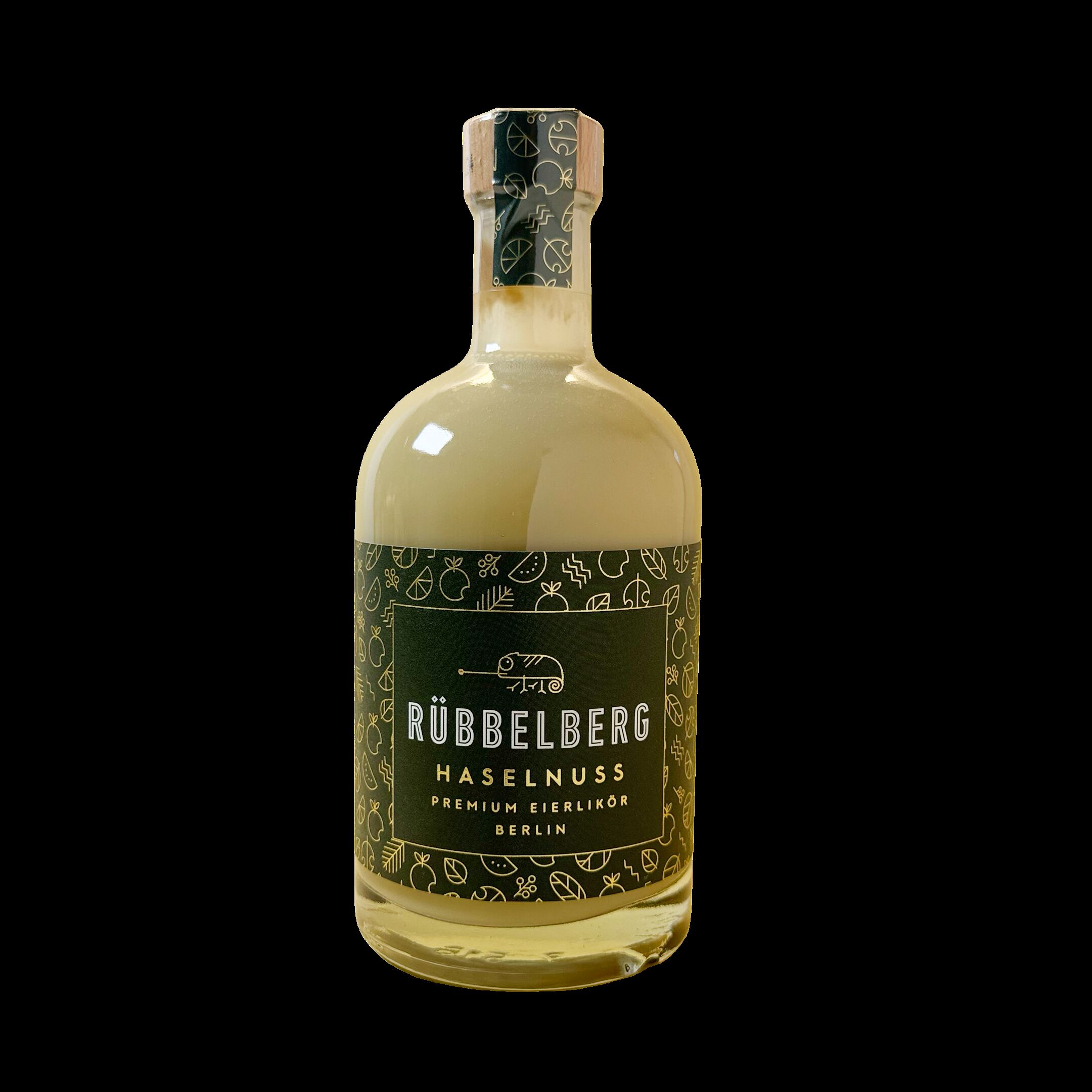 Eine einzelne 500ml-Flasche Rübbelberg Premium Eierlikör Haselnuss aus Berlin, mit dunkelgrünem Etikett, goldener und weißer Schrift sowie grafischen Motiven, präsentiert gefüllt mit cremefarbenem Likör. Das Bild zeigt die elegante Flasche in neutraler Beleuchtung vor weißem Hintergrund.