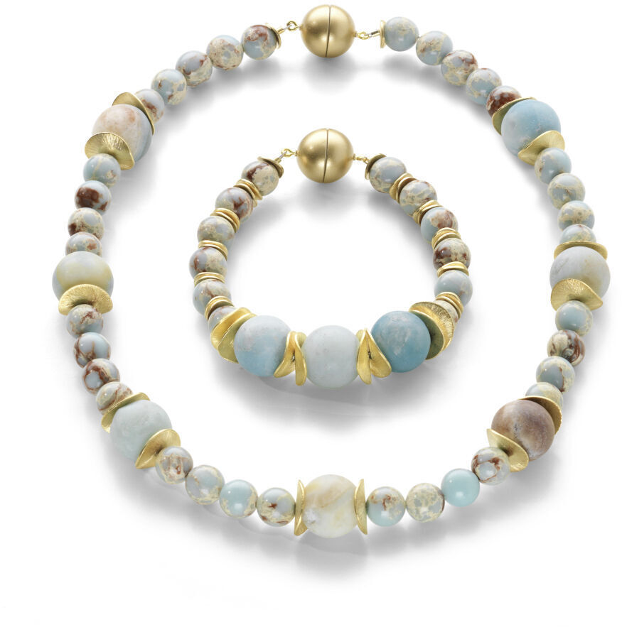 Ein Perlen-Schmuckset bestehend aus einer Halskette und einem Armband mit goldenen Akzenten und Natursteinen in verschiedenen Farben wie Weiß, Blau, Braun und Beige. Das Set zeigt elegante handgefertigte Perlen und ist ein luxuriöses Accessoire für Frauen.