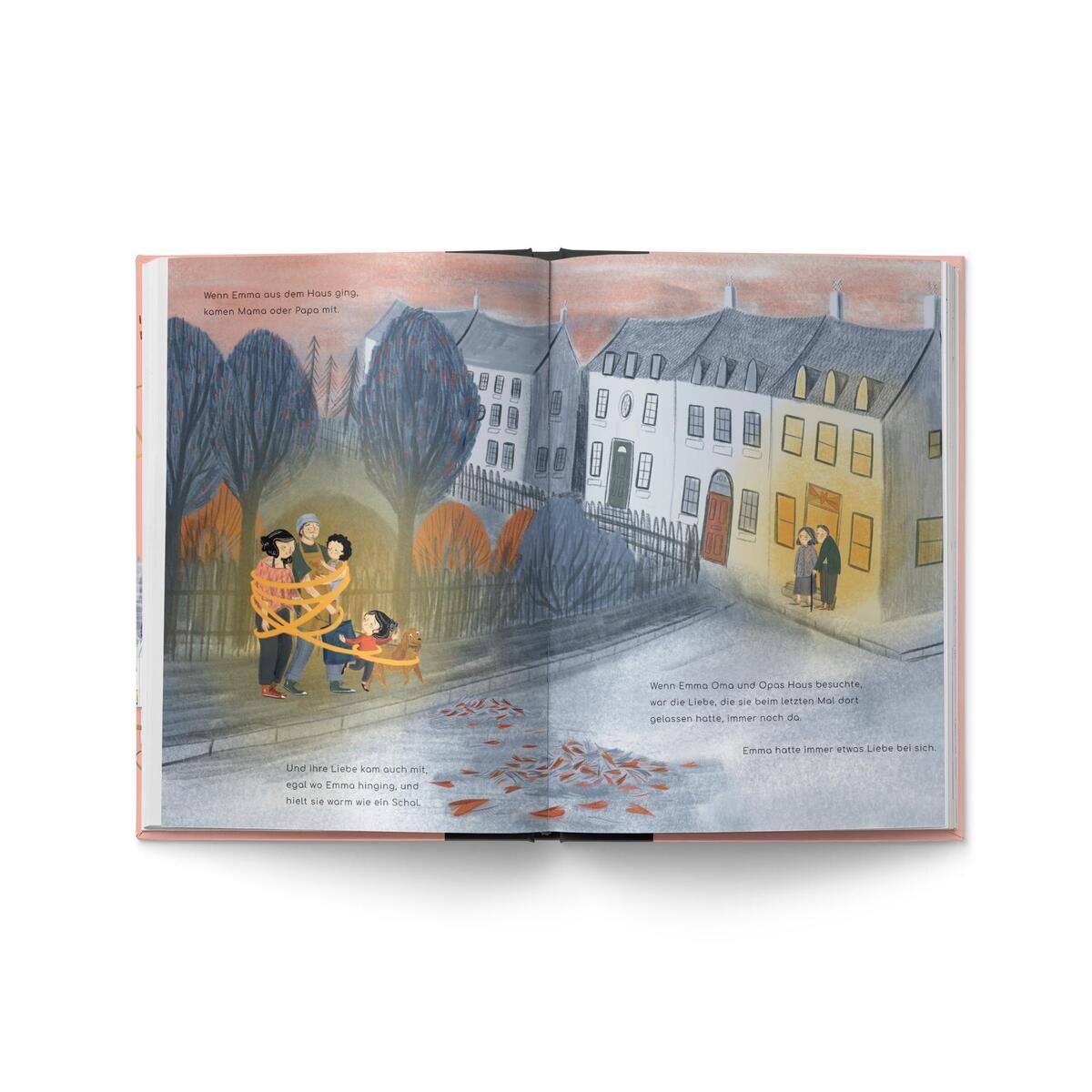 Eine aufgeschlagene Doppelseite eines Buches zeigt eine Szene mit vier Personen, die sich in bunte Schals gehüllt haben, während sie durch eine herbstliche Stadtlandschaft gehen. Im Hintergrund sind Bäume mit Herbstlaub und Häuser zu sehen. Die rechte Seite zeigt ein älteres Paar, das auf dem Gehweg vor einem Haus steht. Die Illustration ist in warmen, beruhigenden Farben gehalten.