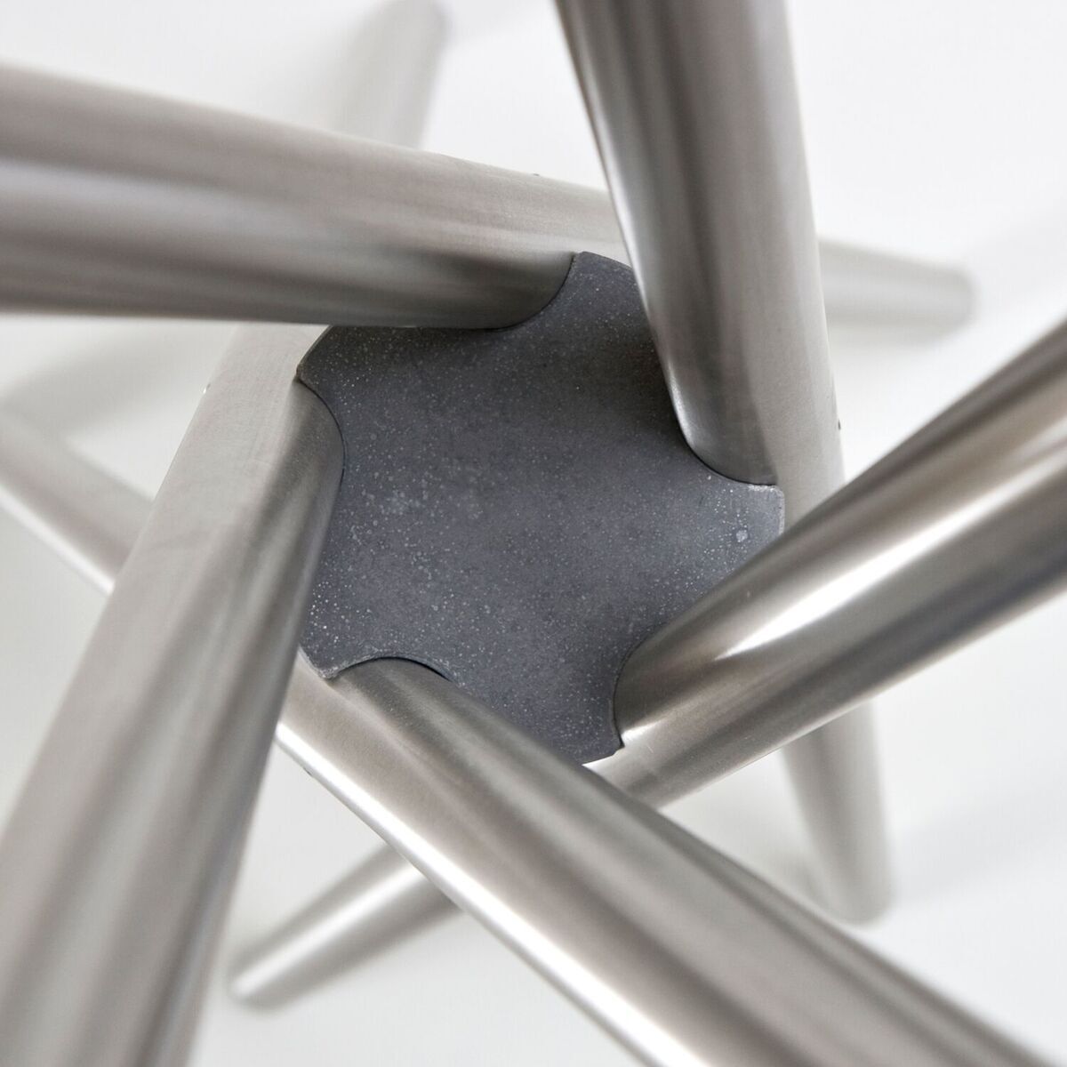 Eine moderne Skulptur aus gebürstetem Stahl mit geometrischen Formen und minimalistischer Ästhetik.