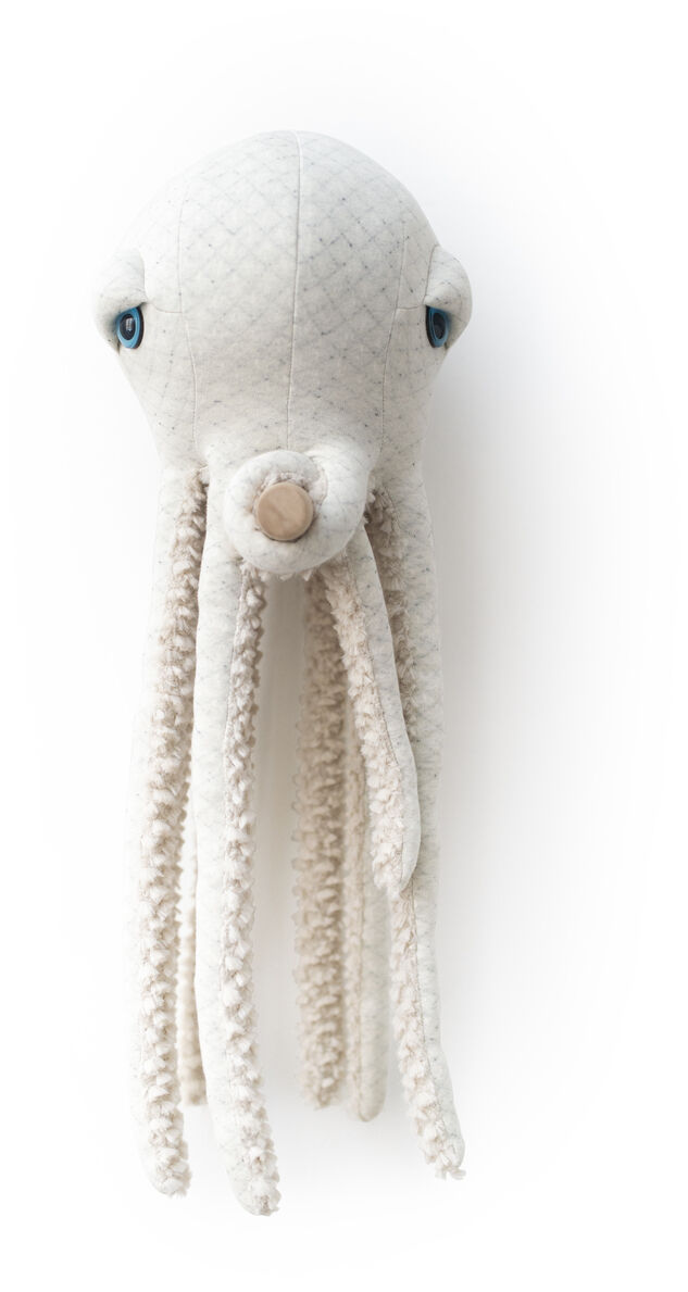 Ein weißes Plüschtier in Form eines kleinen Albino-Oktopus mit langen Armen und blauen Augen.