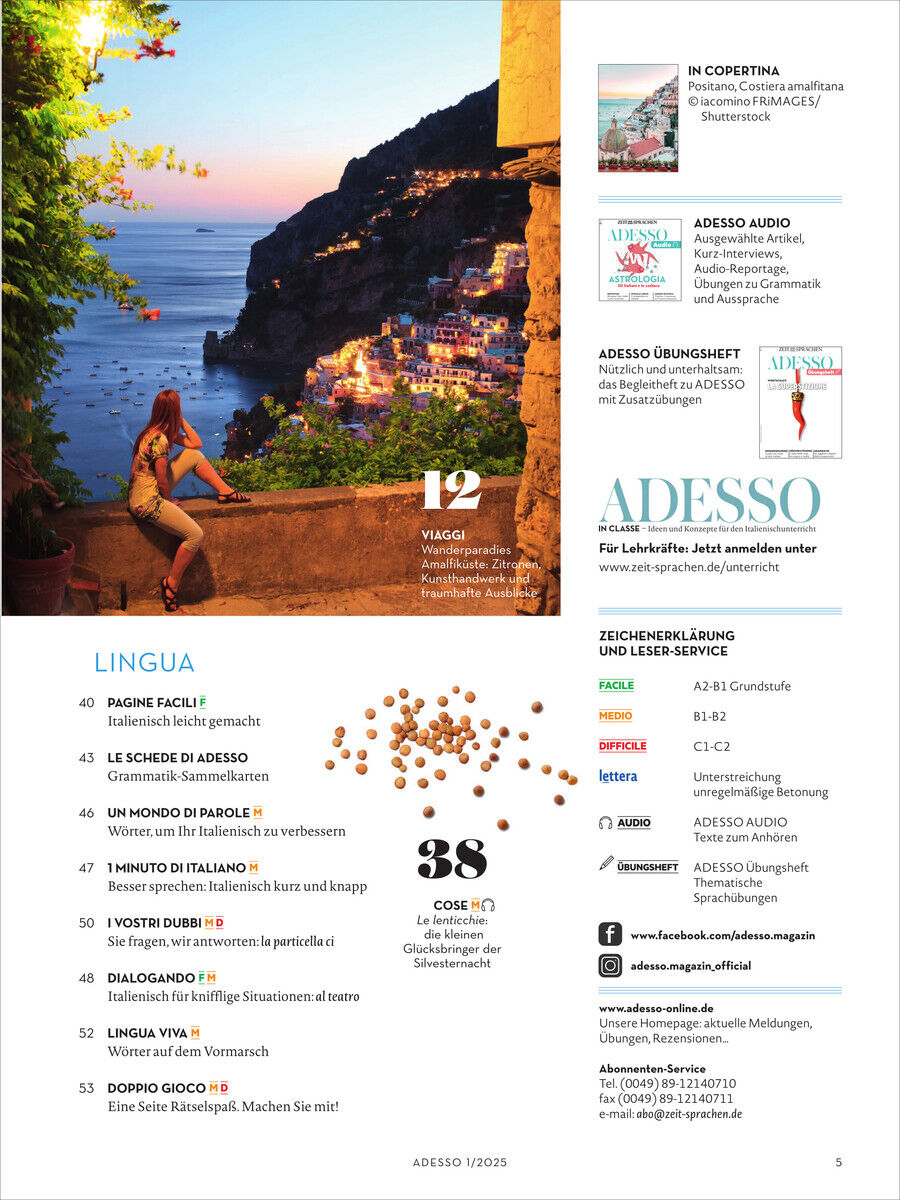 Das Bild zeigt das Magazin 'Adesso 1/25' mit einem Foto von einer Küstenstadt in Italien im Abendlicht. Das Cover bietet Informationen zu Sprache, Reisen und Kultur.