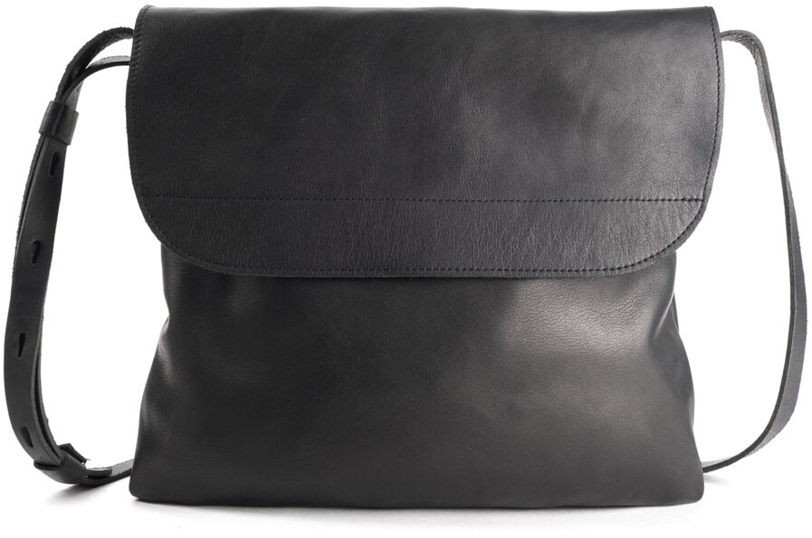 Eine schwarze Messengerbag aus Leder von ZEIT mit einem verstellbaren Schulterriemen und einer glatten, eleganten Oberfläche.
