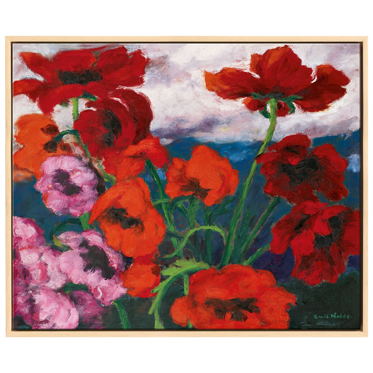 Das Bild zeigt einen detailreichen Kunstdruck von Emil Nolde, "Großer Mohn (Rot, Rot, Rot)", mit kräftigen, leuchtenden Mohnblumen in Rottönen und rosa Blüten vor grün-blauem Hintergrund und bewölktem Himmel. Das Bild ist von einem naturfarbenen Holzrahmen eingefasst.