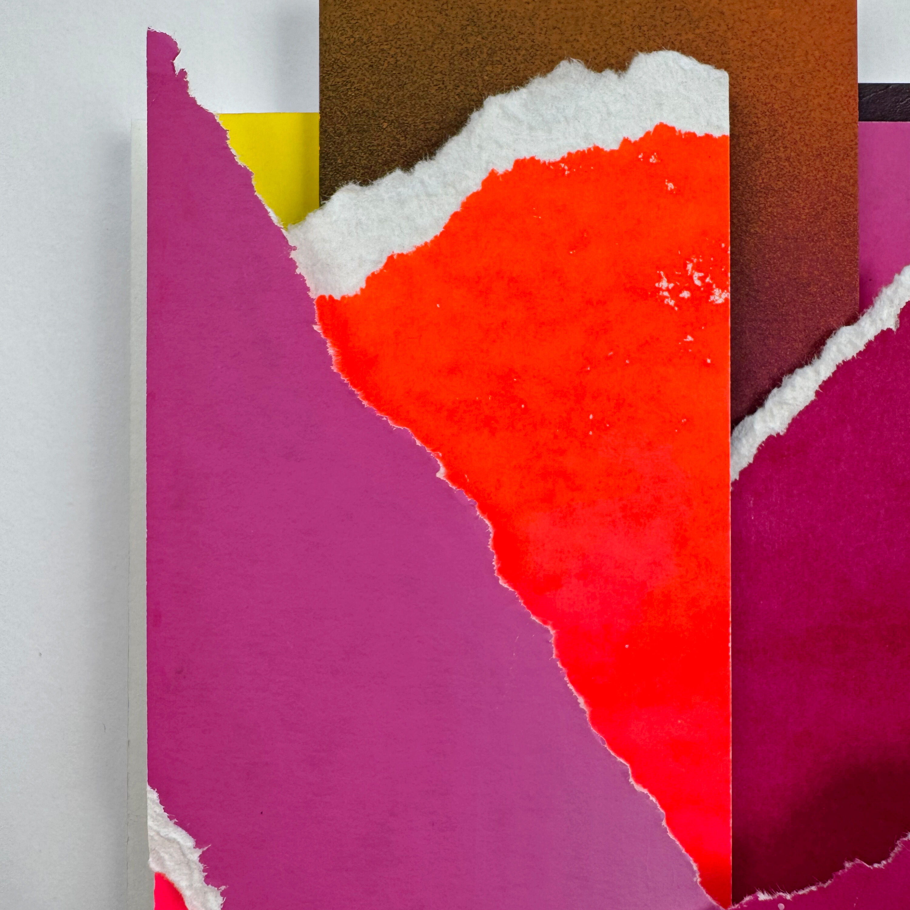 Abstrakte Collage und Siebdruck mit übereinanderliegenden Farbfeldern in Pink, Rot, Orange, Braun, Gelb, Schwarz und Weiß. Sichtbare gerissene Papierkanten und klare Farbkontraste prägen das moderne Kunstwerk.