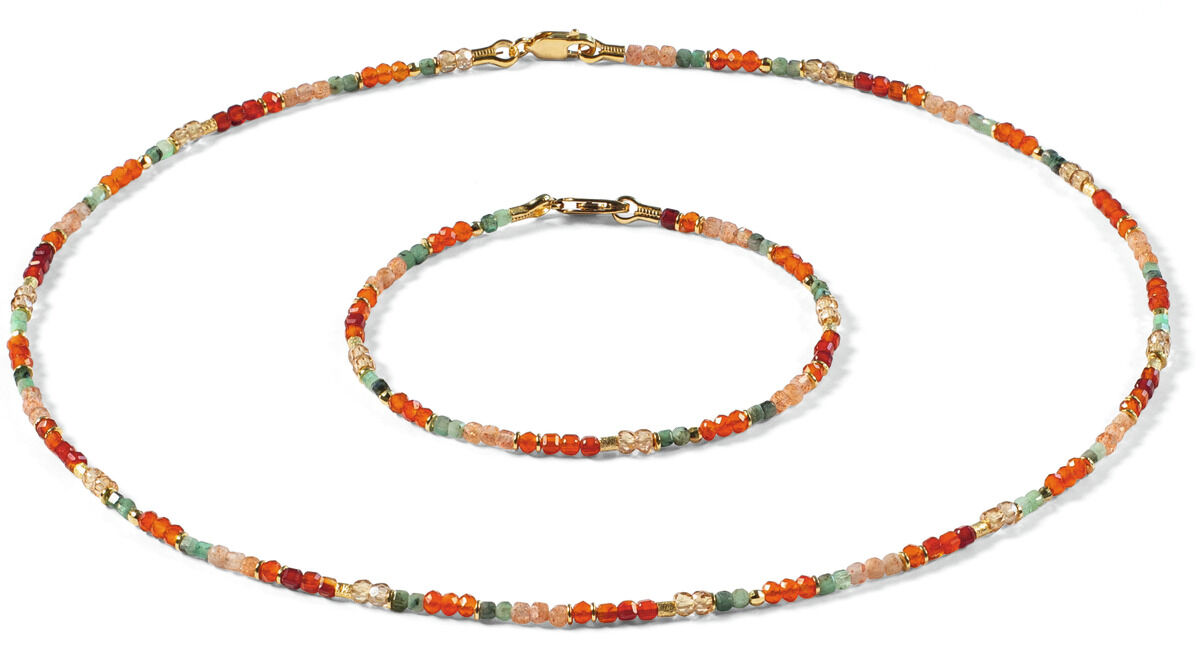 Schmuckset bestehend aus einer Halskette und einem Armband mit goldenen Verschlüssen, gefertigt aus kleinen, bunt gemischten Perlen in Rot-, Orange-, Grün- und Beigetönen, flach auf weißem Hintergrund angeordnet.