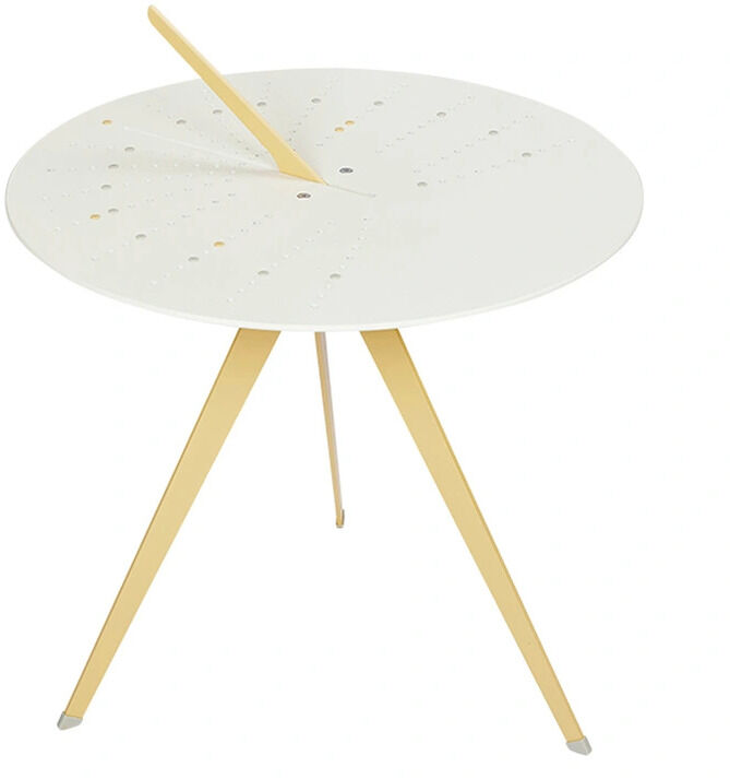 Moderner Tisch 'Sundial' mit runder weißer Tischplatte und drei hellbraunen schrägen Beinen, im minimalistischen skandinavischen Design.