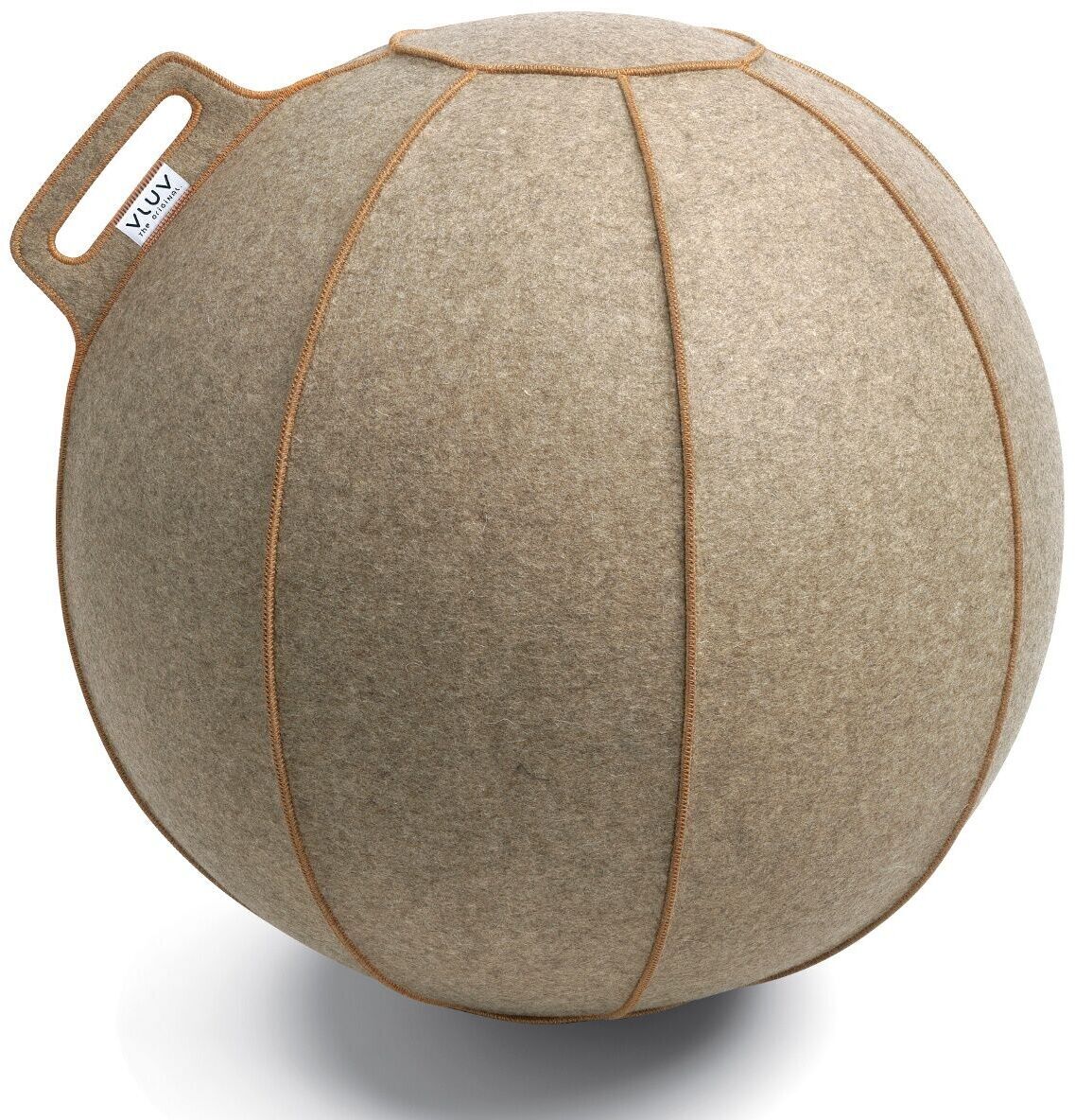 Ein Sitzball der Marke Vluv Velt aus beigem Stoff mit orangefarbenen Nähten. Der Ball hat eine ergonomische Form und verfügt über einen seitlichen Griff zum einfachen Transport.