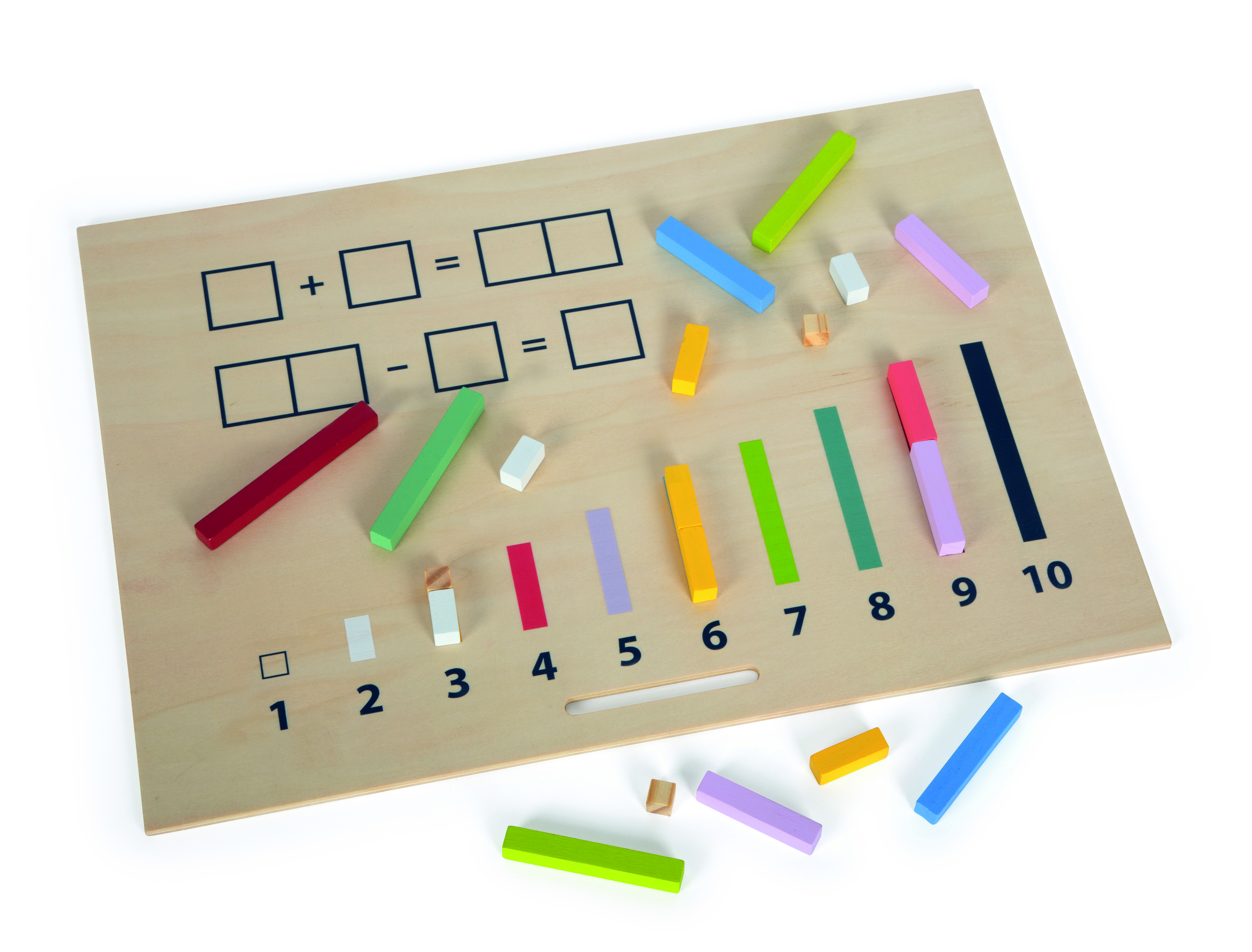 Holzbrett mit aufgedruckten Zahlen und Rechenfeldern sowie farbigen Rechenstäbchen in verschiedenen Längen, verwendet zur Förderung von Mathematikkenntnissen bei Kindern.