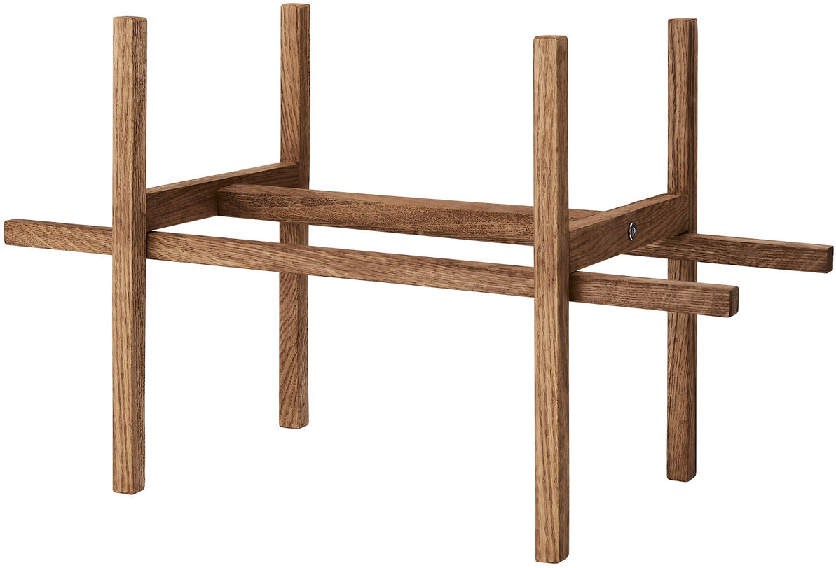 Ein minimalistischer Holzständer für den Innenbereich, der als Halterung »StandWIDE« bezeichnet wird. Er besteht aus mehreren Holzbalken, die stabil miteinander verbunden sind, und hat ein schlichtes, modernes Design.