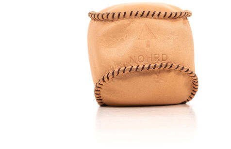 Der HaptikBall »Natur« ist ein handgefertigter Ball aus Naturleder. Er hat eine weiche, beige bis braune Farbe und ist aus Einzelteilen zusammengenäht. Der Ball ist vielseitig einsetzbar und kann für Therapie, Sensorik, Stressabbau und zur Förderung der Motorik genutzt werden.