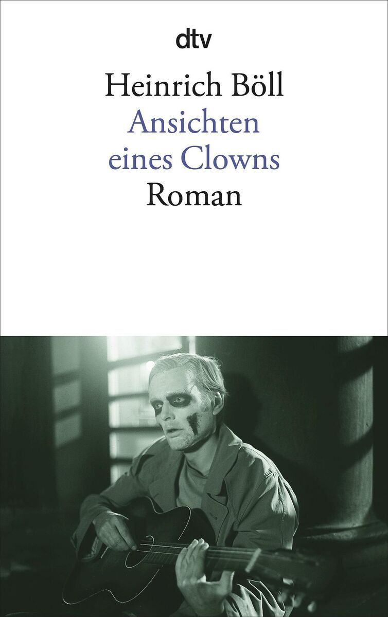 Buchcover von Heinrich Bölls 'Ansichten eines Clowns', dargestellt in Schwarz-Weiß mit blauem und grauem Schriftzug. Ein melancholischer Clown mit Gitarre im unteren Teil des Covers.