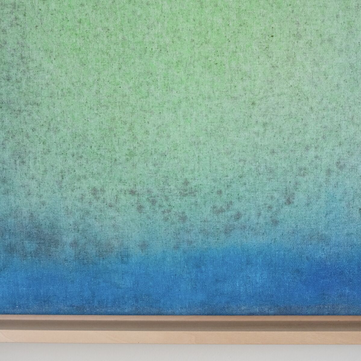 Ein abstraktes Kunstwerk aus der ZEIT-Sonderedition »SORBET DECONSTRUCTED« beschrieben als Werk 3, Maße 80x60cm. Das Bild zeigt einen harmonischen Farbverlauf von Grün- zu Blautönen auf einer Leinwand, eingerahmt in einen Holzrahmen. Die Textur erscheint leicht körnig.