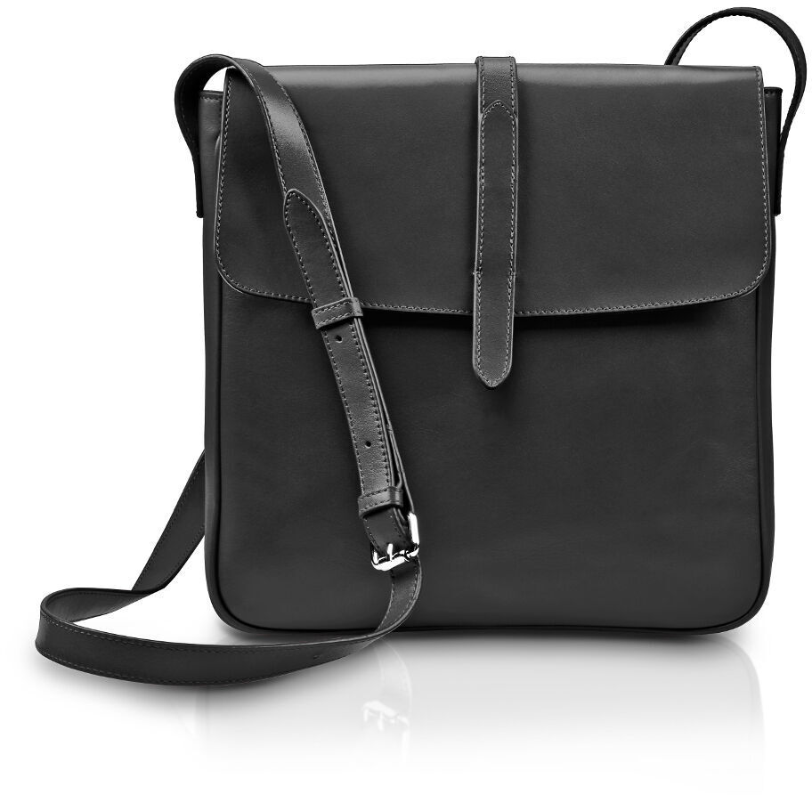 Eine schwarze Umhängetasche aus Leder mit Satteltaschen-Design und verstellbarem Riemen, fotografiert vor weißem Hintergrund.
