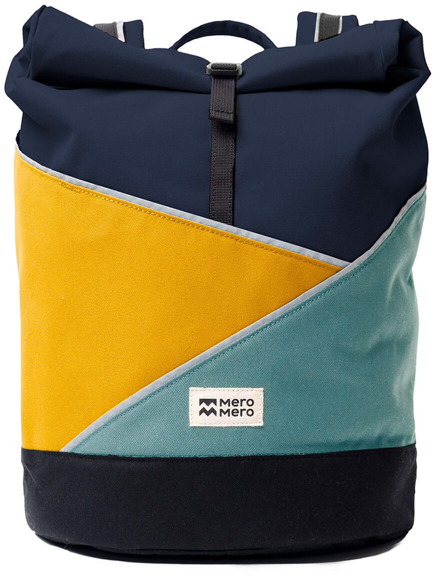 Ein modischer Rucksack namens »Popoyo«, der aus vierfarbigem Stoff in Blau, Gelb, Hellblau und Schwarz gefertigt ist. Er hat ein geometrisches Design und scheint eine robuste und funktionale Wahl für den täglichen Gebrauch und Freizeitaktivitäten zu sein. Der Rucksack hat verstellbare Träger und eine sichtbare Reißverschlusstasche vorne.