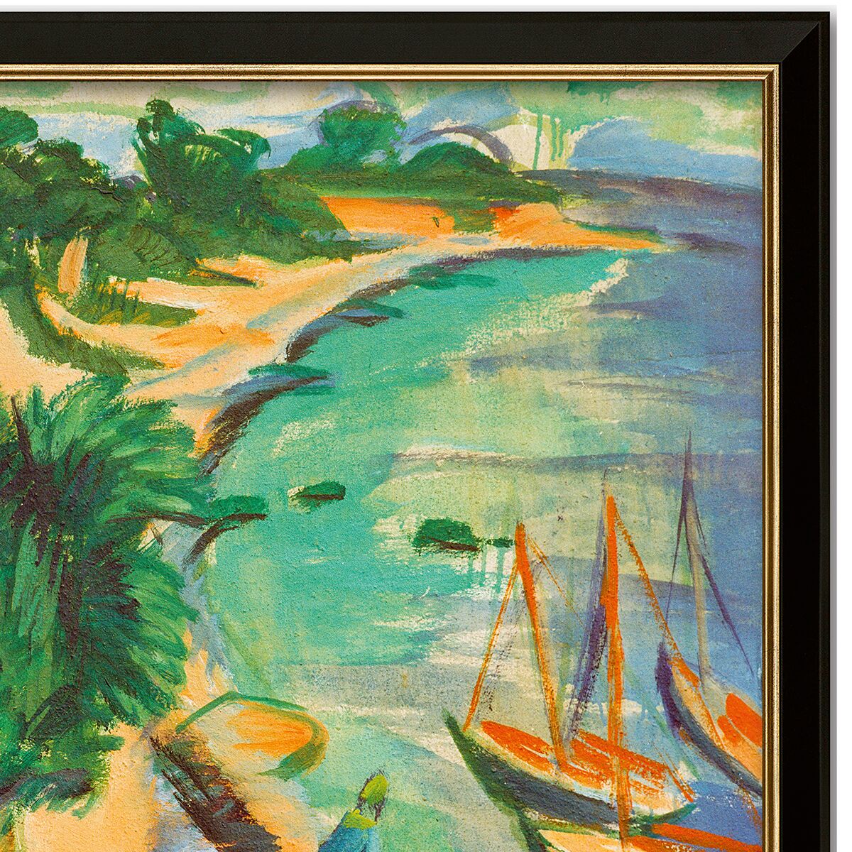 Großes, gerahmtes Leinwandbild von Ernst Ludwig Kirchner: "Fehmarnbucht mit Booten" (1913). Expressionistische, teils pastellige Farben zeigen eine Bucht mit mehreren stilisierten Booten auf bewegtem Wasser, umgeben von hügeliger Landschaft. Weißer Passepartout-Rahmen aus Massivholz.