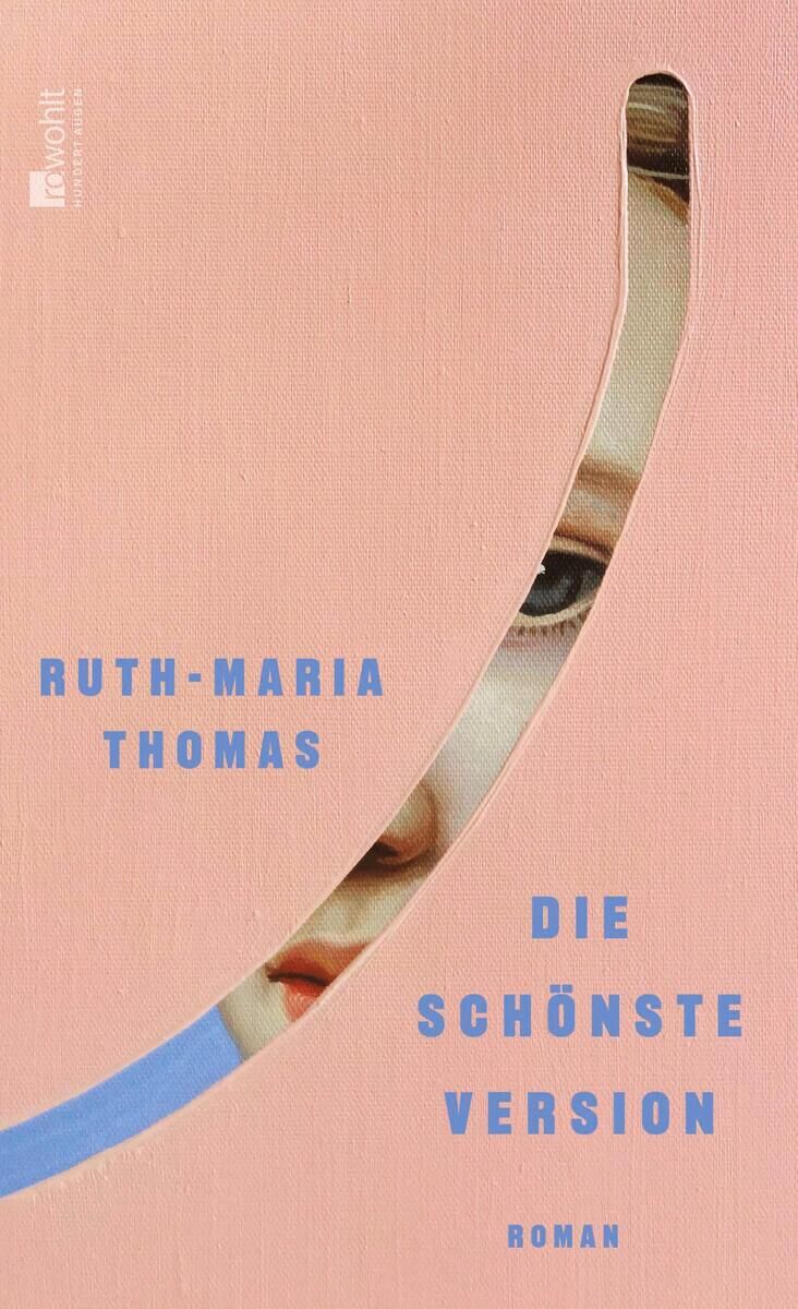 Das Bild zeigt das Buchcover des Romans 'Die schönste Version' von Ruth-Maria Thomas. Das Cover ist überwiegend in Rosa gehalten, mit blauen Schriften und einem Ausschnitt eines Gesichts im Hintergrund.
