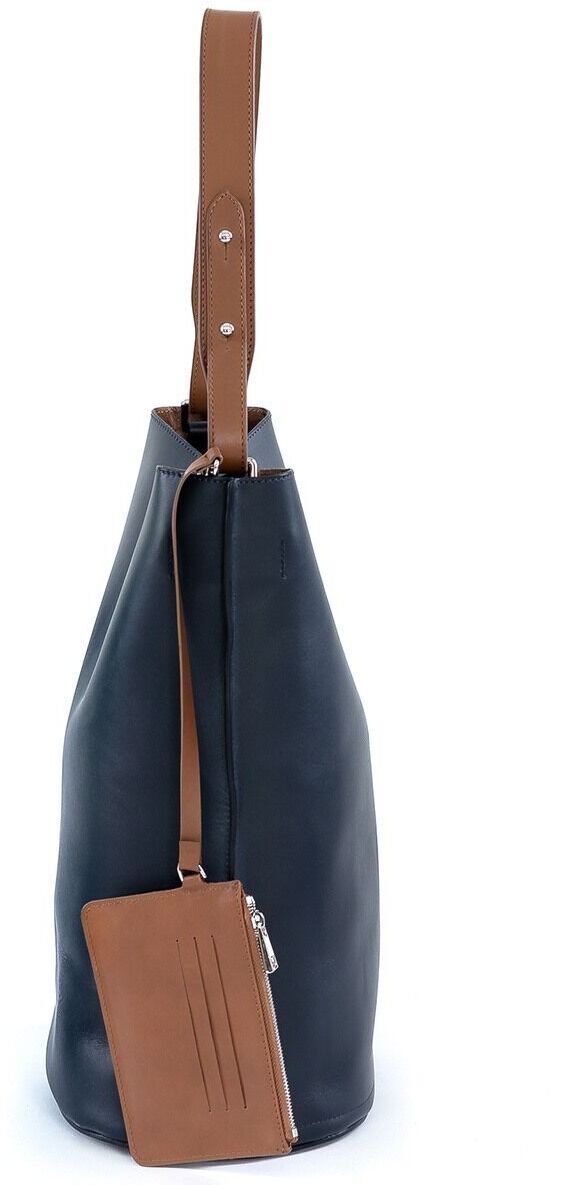 Schwarze und braune Ledertasche »Izzy« in minimalistischem Design, perfekt für den täglichen Gebrauch und besondere Anlässe.