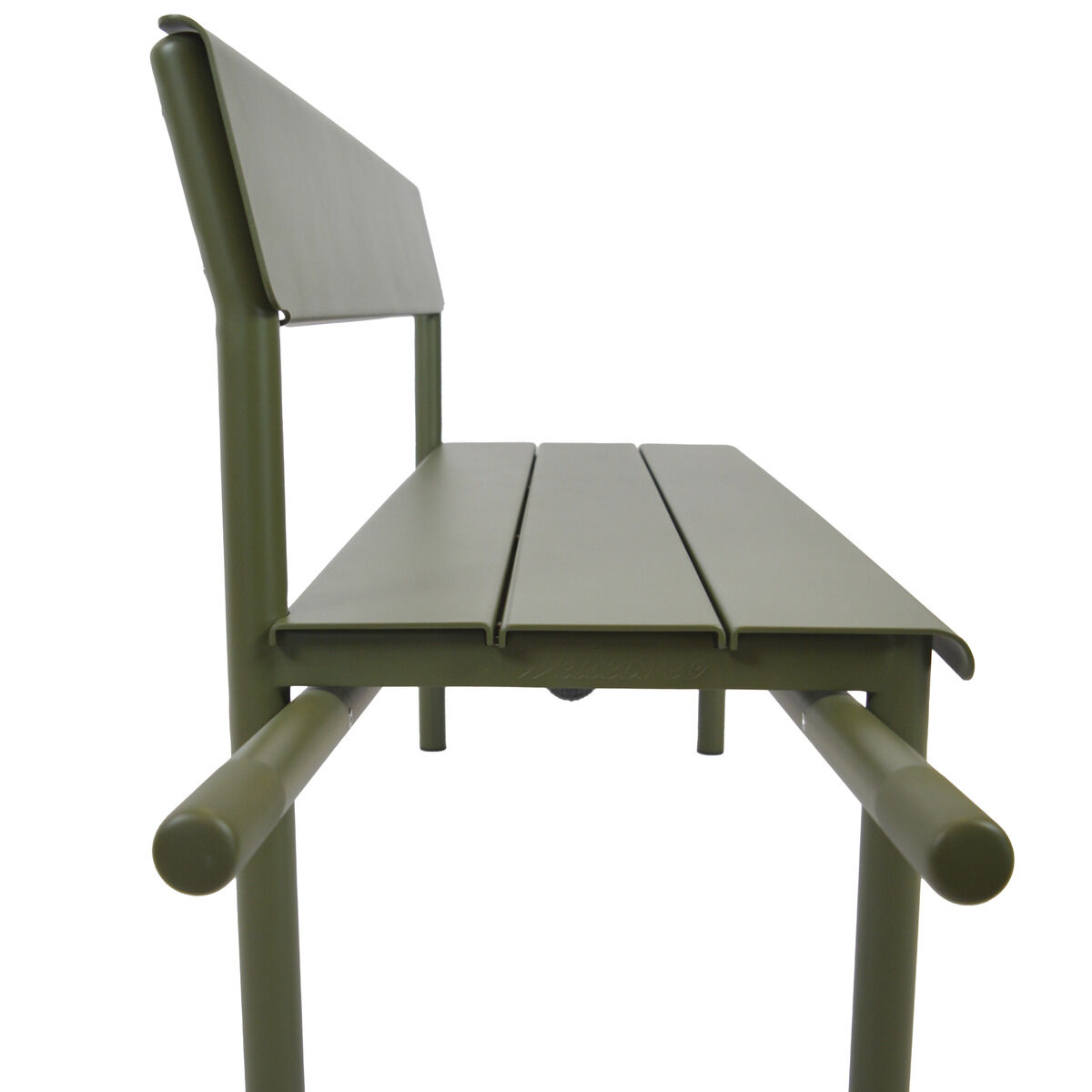 Seitliche Ansicht der Schubkarrenbank »Wheelbench« von Weltevree in Olivgrün auf weißem Hintergrund. Die Bank mit Rückenlehne und charakteristischen seitlichen Holzgriffen vereint schlichtes, modernes Design mit Funktionalität für den Außenbereich.