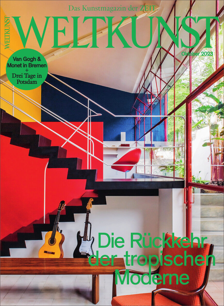 Titelbild des Kunstmagazins 'Weltkunst 218/23 Die Rückkehr der Tropischen Moderne' zeigt eine moderne Innenarchitektur mit Treppen in kräftigen Farben, zwei Gitarren und großen Glasfenstern. Text auf dem Cover weist auf Van Gogh & Monet in Bremen und Drei Tage in Potsdam hin.