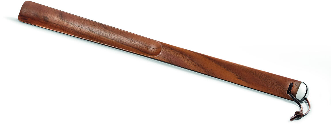 Ein langer, eleganter Schuhlöffel aus braunem Holz mit glatter Oberfläche und ergonomischem Design. Der Schuhlöffel hat eine Schlaufe am Ende zum Aufhängen.