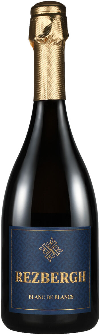 Eine elegante Flasche Crémant de Luxembourg Blanc des Blancs brut mit dunkelblauem Etikett und goldenem Verschluss steht vor weißem Hintergrund. Die Flasche wirkt hochwertig und eignet sich für festliche Anlässe.