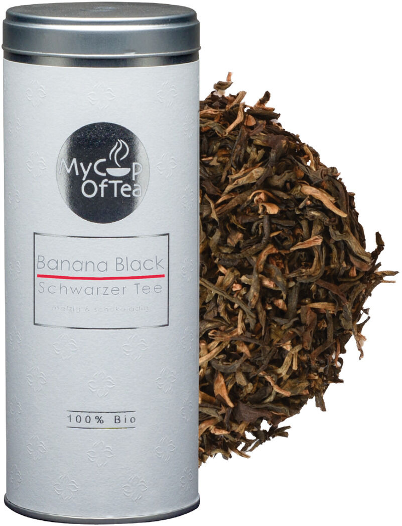 Eine silberfarbene Dose Schwarztee mit der Aufschrift 'My Cup of Tea Banana Black Schwarzer Tee 100% Bio'. Neben der Dose liegt eine Ansammlung von losen Teeblättern.