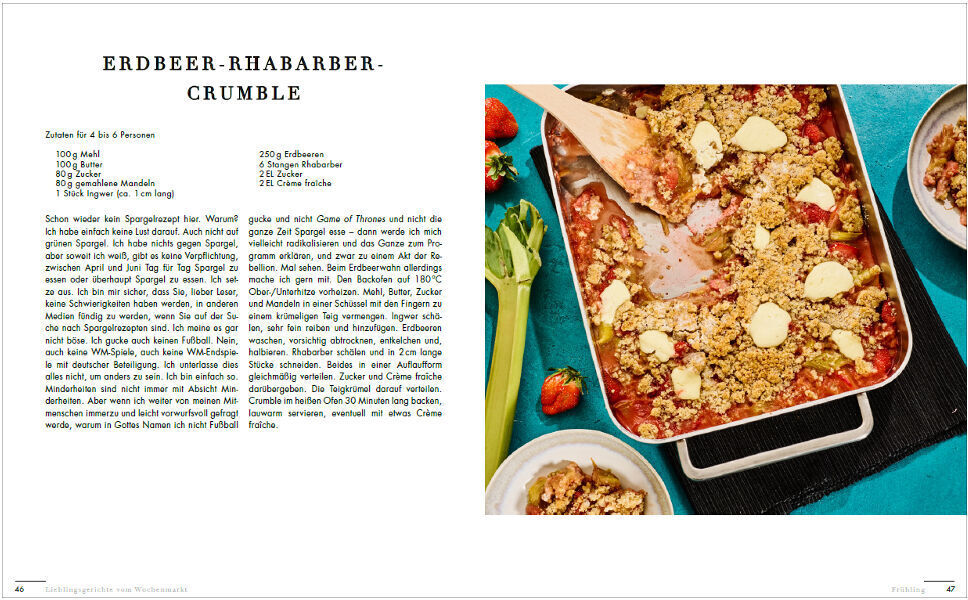 Kochbuchseite mit einem Rezept für Erdbeer-Rhabarber-Crumble mit Bild einer gebackenen Dessertform, Erdbeeren und einer Holzlöffel.