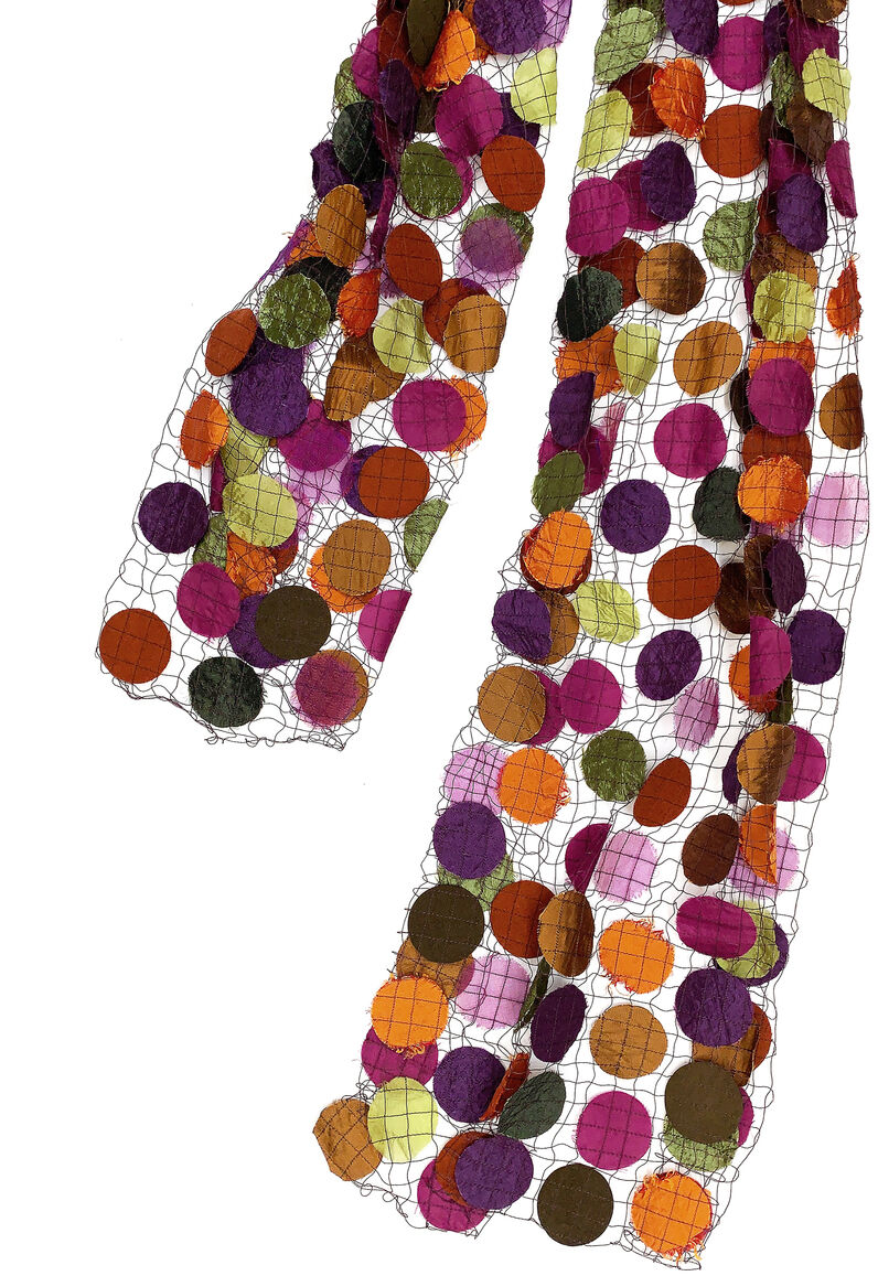 Ein transparenter Schal mit vielen bunten Kreisen in warmen Gewürztönen wie Orange, Lila, Grün, Braun und Beige.