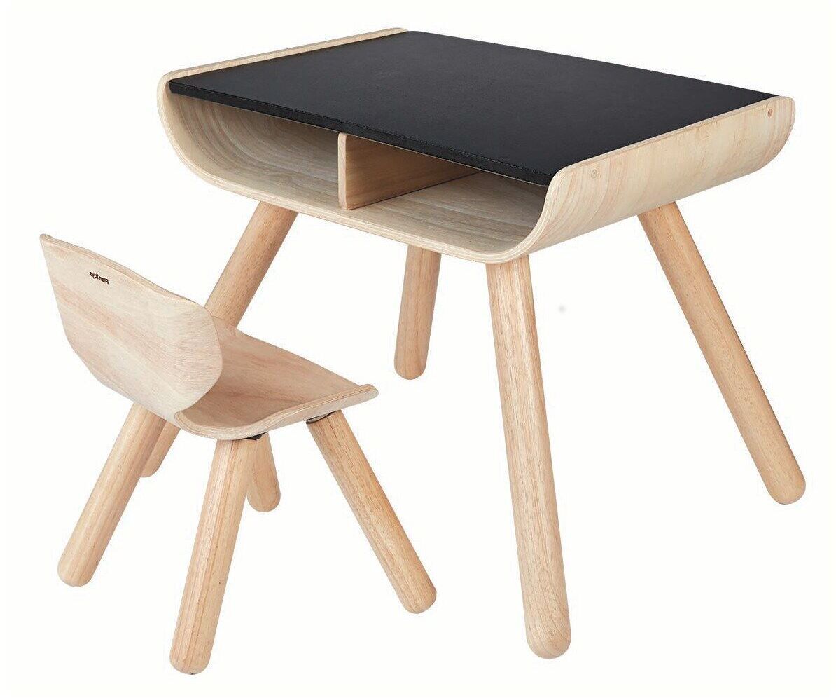 Ein modernes Set bestehend aus einem schwarzen Tisch und einem passenden Stuhl aus hellem Holz, perfekt für Kinderzimmer oder Spielzimmer.