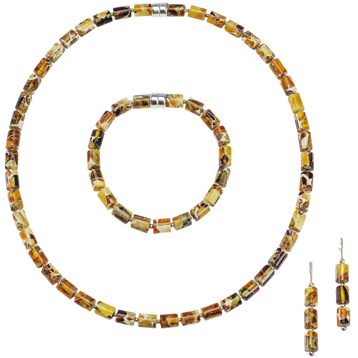 Das Bild zeigt das Bernstein-Schmuckset "Jantara" bestehend aus einer Kette, einem Armband und einem Paar Ohrringe. Die Schmuckstücke bestehen aus polierten, eckigen Bernsteinperlen in verschiedenen Braun-, Gelb- und Honigtönen und Metallverschlüssen.