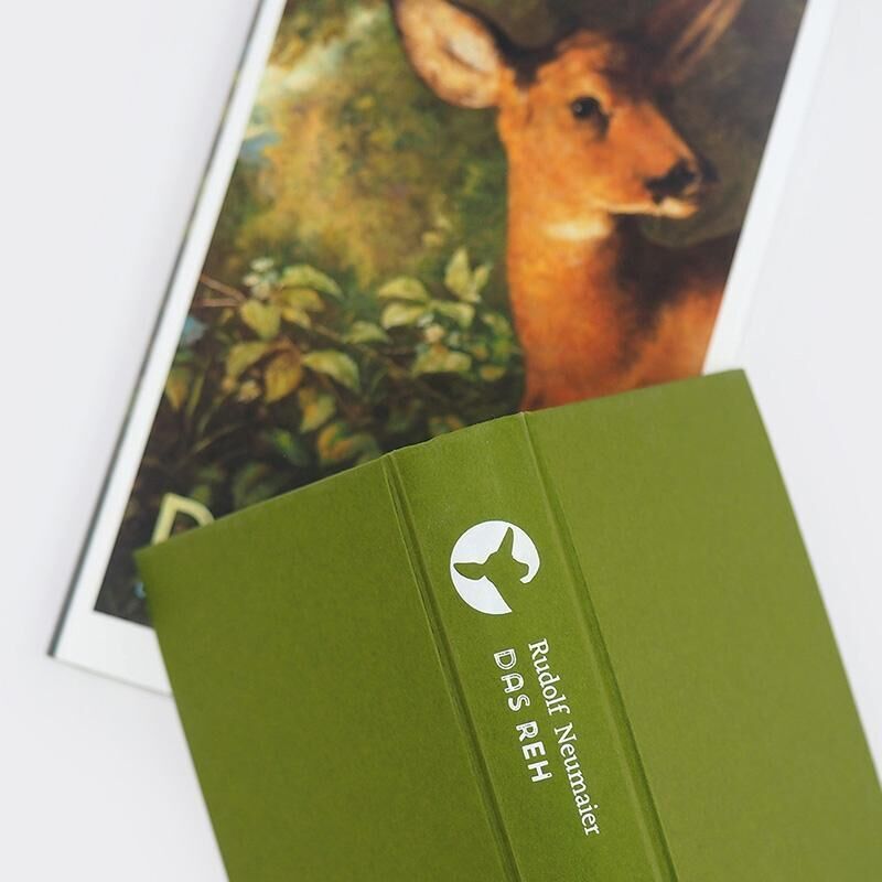 Das Bild zeigt das Buch 'Das Reh' von Rudolf Neumaier mit einem grün-braunen Cover, das ein Reh in natürlicher Umgebung zeigt.