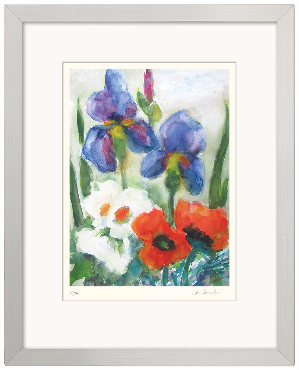 Ein gerahmtes Gemälde von Christine Kremkau zeigt vier farbenfrohe Blumen, darunter Iris in Blau, Mohnblumen in Rot und weitere weiße Blüten auf einem hellgrünen Hintergrund.