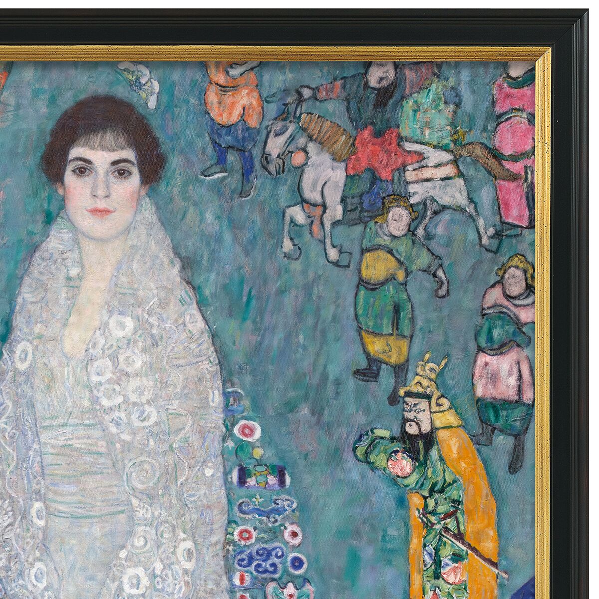 Das Bild zeigt ein farbenprächtiges Frauenporträt im Stil von Gustav Klimt. Die Frau steht frontal vor einem abstrakt gestalteten, türkis-blauen Hintergrund mit bunten, detailreichen Figuren und Ornamenten. Sie trägt einen hellen, ornamentalen Mantel und wirkt selbstbewusst und elegant. Der schwarze, goldfarbene Rahmen verstärkt den edlen Gesamteindruck.