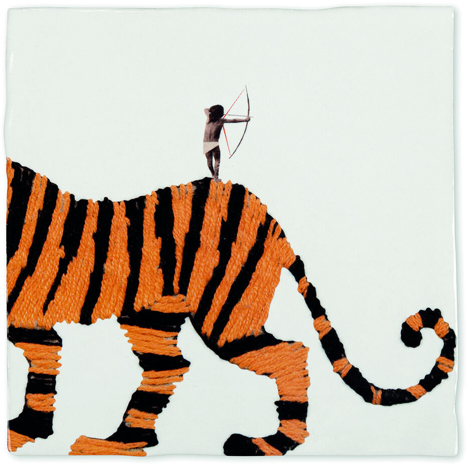 Eine handgefertigte Keramikfliese mit einem Tiger, dessen orange-schwarze Streifen deutlich sichtbar sind. Auf dem Rücken des Tigers steht eine kleine Figur mit einem Bogen und Pfeil. Der Hintergrund der Fliese ist weiß.