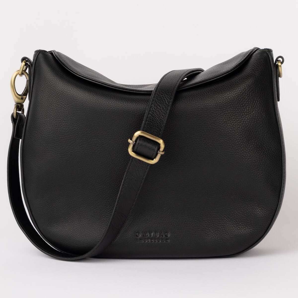 Schwarze Umhängetasche aus Leder mit goldfarbener Metallschnalle auf hellem Hintergrund. Die schlichte, moderne Tasche »Lana« ist ideal für den Alltag oder besondere Anlässe geeignet.