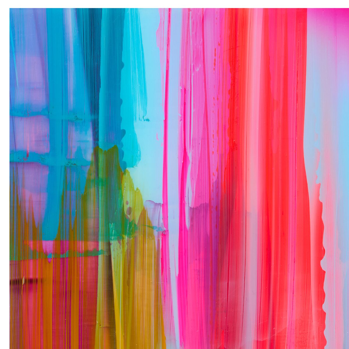 Abstraktes Kunstwerk von Axel Kostorz mit kräftigen vertikalen Pinselstrichen in Blau, Türkis, Pink, Rot, Gelb und Orange auf Aluminiumplatte. Die Farben verlaufen teils ineinander und erzeugen ein lebendiges, tanzendes Farbspektrum, ideal als modernes Dekorationsobjekt.