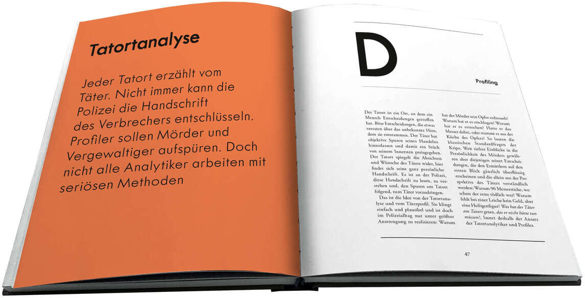 Ein geöffnetes Buch der ZEIT-Edition mit dem Titel »VERBRECHEN Vol. 3«. Auf der linken Seite ist eine orangefarbene Seite zu sehen, auf der das Wort 'Tatortanalyse' und ein mehrzeiliger Text gedruckt sind. Die rechte Seite zeigt einen kleineren Textabschnitt auf weißem Hintergrund.