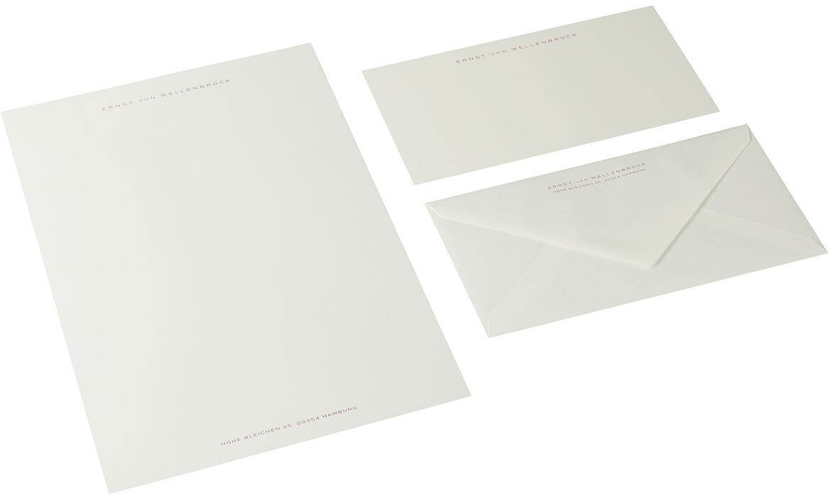 Ein Set von A4-Briefpapier bestehend aus einem Blatt, einem Umschlag und einer Karte in Weiß mit kirschrotem Text.