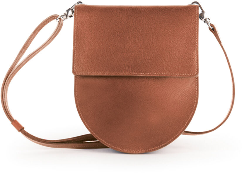 Braune Handtasche mit Flap-Design und Schulterriemen, minimalistischer Stil.