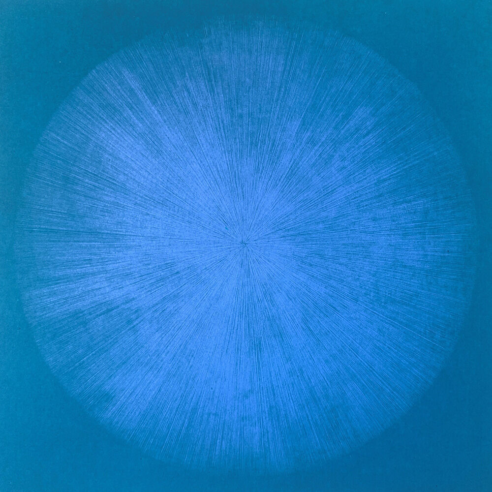 Kunstwerk mit einem abstrakten, spitz zulaufenden Kreis in Blau auf einem türkisfarbenen Hintergrund.