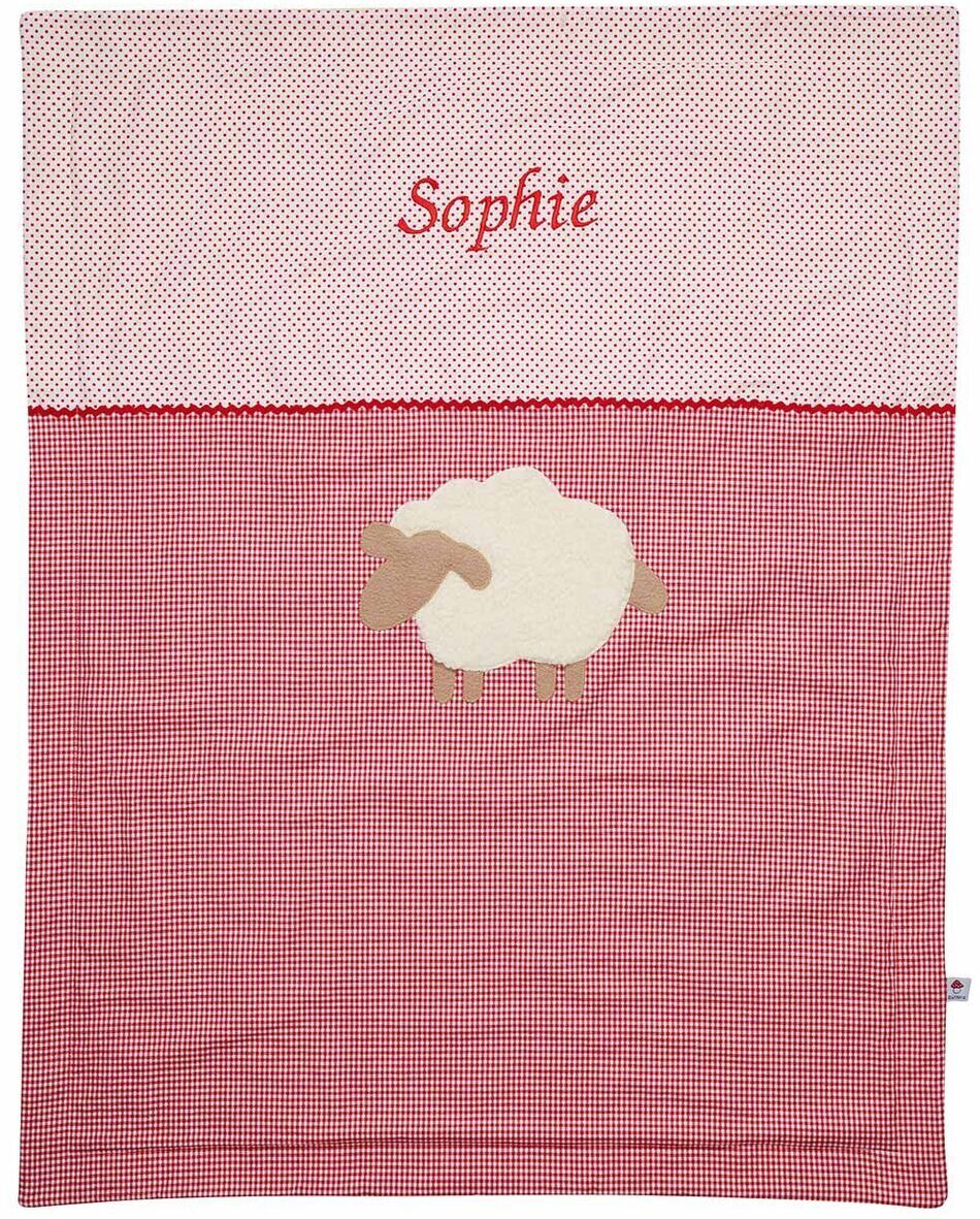 Eine rosa-rote Babydecke mit einem Schafmotiv in der Mitte und dem gestickten Namen Sophie oben. Die Decke hat ein kariertes Muster und besteht aus weichem Material.