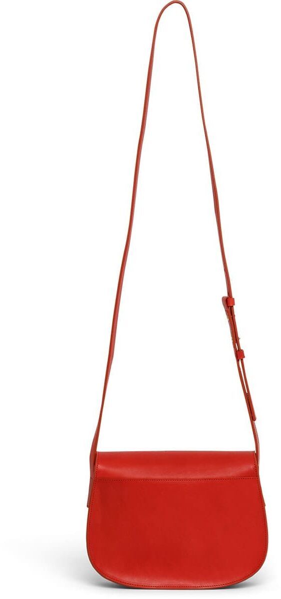 Bild einer roten Schultertasche aus Leder, Teil der ZEIT Sonderedition »DIE ZEIT 5«. Minimalistisches Design mit verstellbarem Riemen.