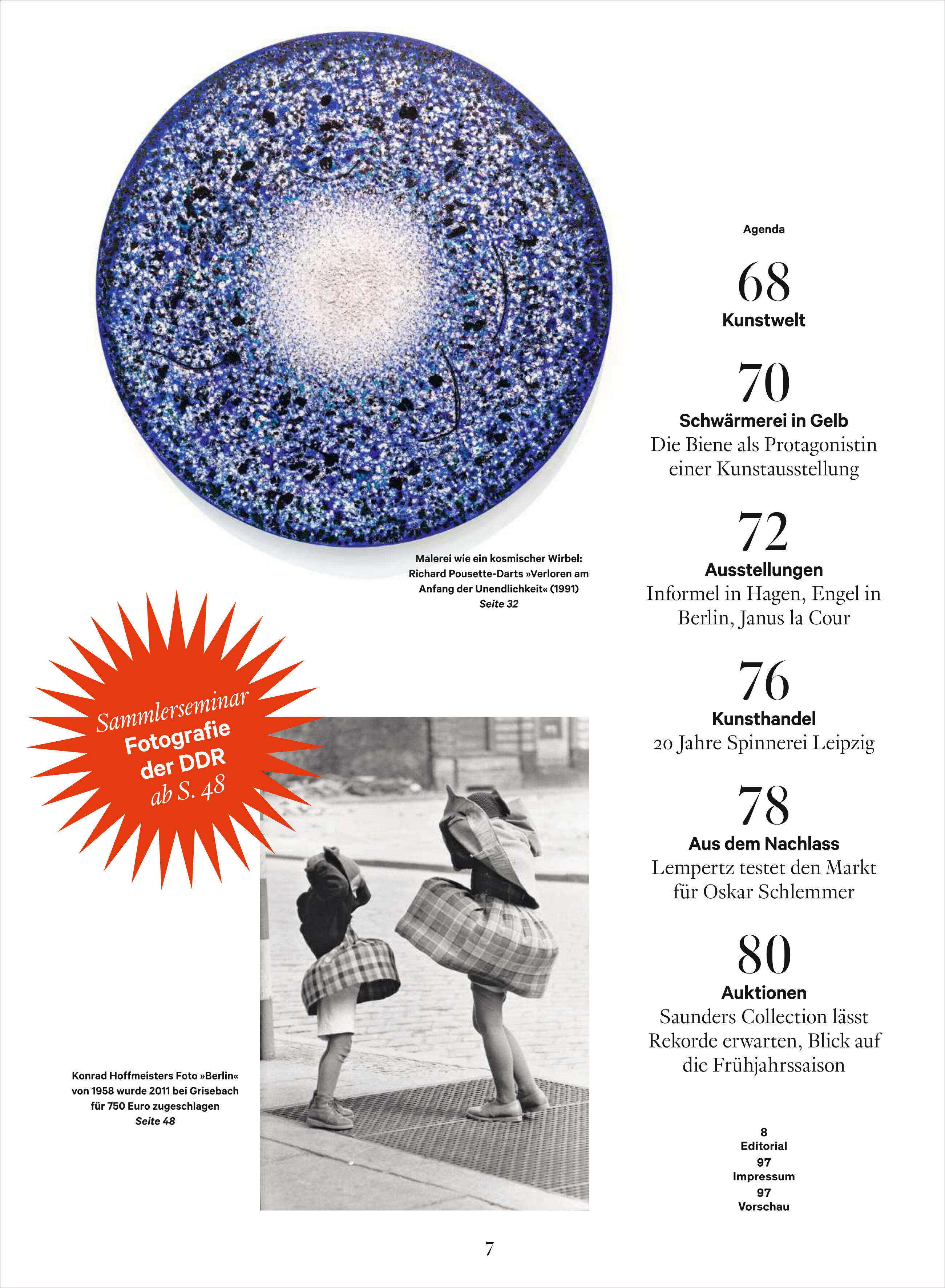 Cover des Magazins WELTKUNST 241/25 mit der Überschrift 'Der Glanz der alten Welt'. Oben ein rundes Kunstwerk mit blau-weißen Mustern. Unten ein Bild von zwei Mädchen, die eine Straße entlanglaufen. Seitlich eine orangefarbene Blase mit Text über ein DDR-Fotoseminar.