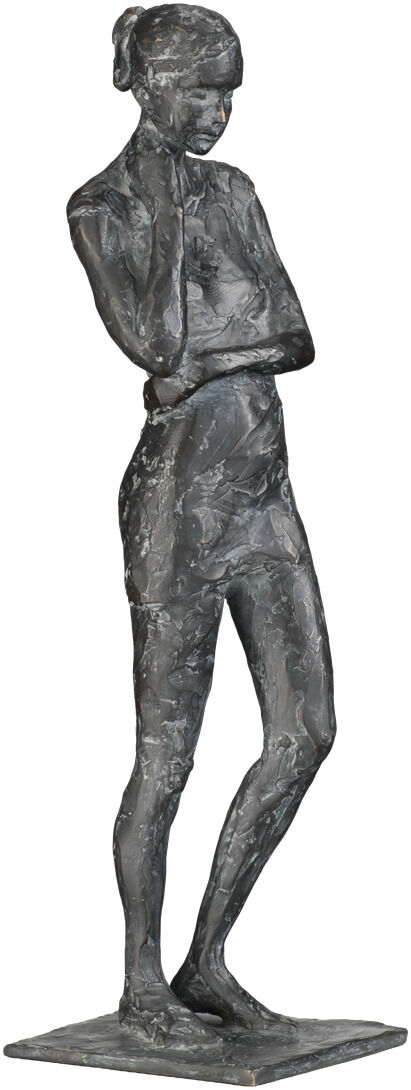 Die Skulptur "Besinnung" von Valerie Otte aus patinierter, polierter Bronze zeigt eine stehende, nachdenkliche Frau auf einem rechteckigen Sockel, mit verschränkten Armen und einer Hand am Kinn. Die Oberfläche wirkt strukturiert und handmodelliert.