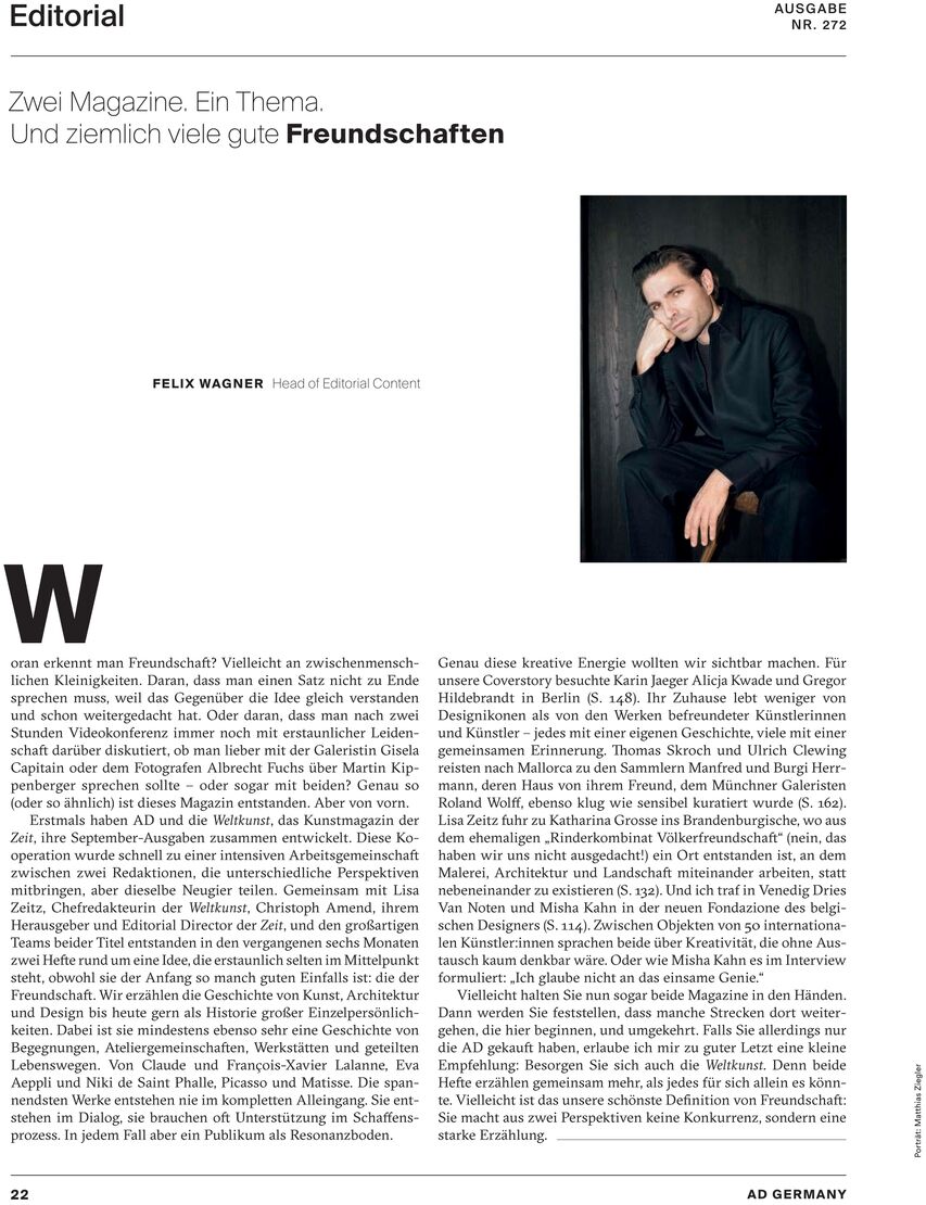 Seite eines Magazins mit Editorial: Oben Überschrift „Zwei Magazine. Ein Thema. Und ziemlich viele gute Freundschaften“. Darunter Porträt eines Mannes (Felix Wagner) im Anzug auf dunklem Hintergrund rechts, links Fließtext zum Thema Freundschaft, unten Seitenzahl und AD Germany-Schriftzug.
