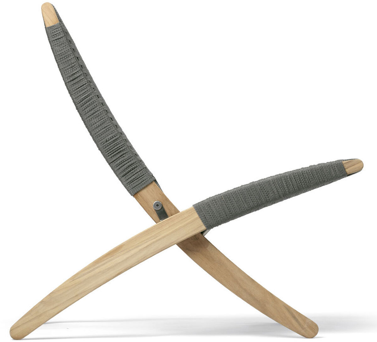 Der MG501 Cuba Chair Outdoor ist ein moderner Gartenstuhl aus Naturholz mit grauen Bespannungen, ideal für den Einsatz im Außenbereich.