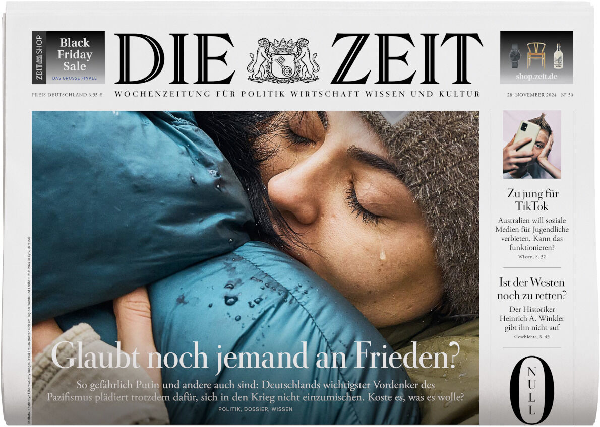 Titelseite der Wochenzeitung 'DIE ZEIT' mit der Überschrift 'Glaubt noch jemand an Frieden?' und einer Nahaufnahme einer Person mit geschlossenen Augen, die mit Winterkleidung angezogen ist, sowie Informationen über Black Friday Sales. Im Hintergrund sind weitere Themenüberschriften zu sehen.